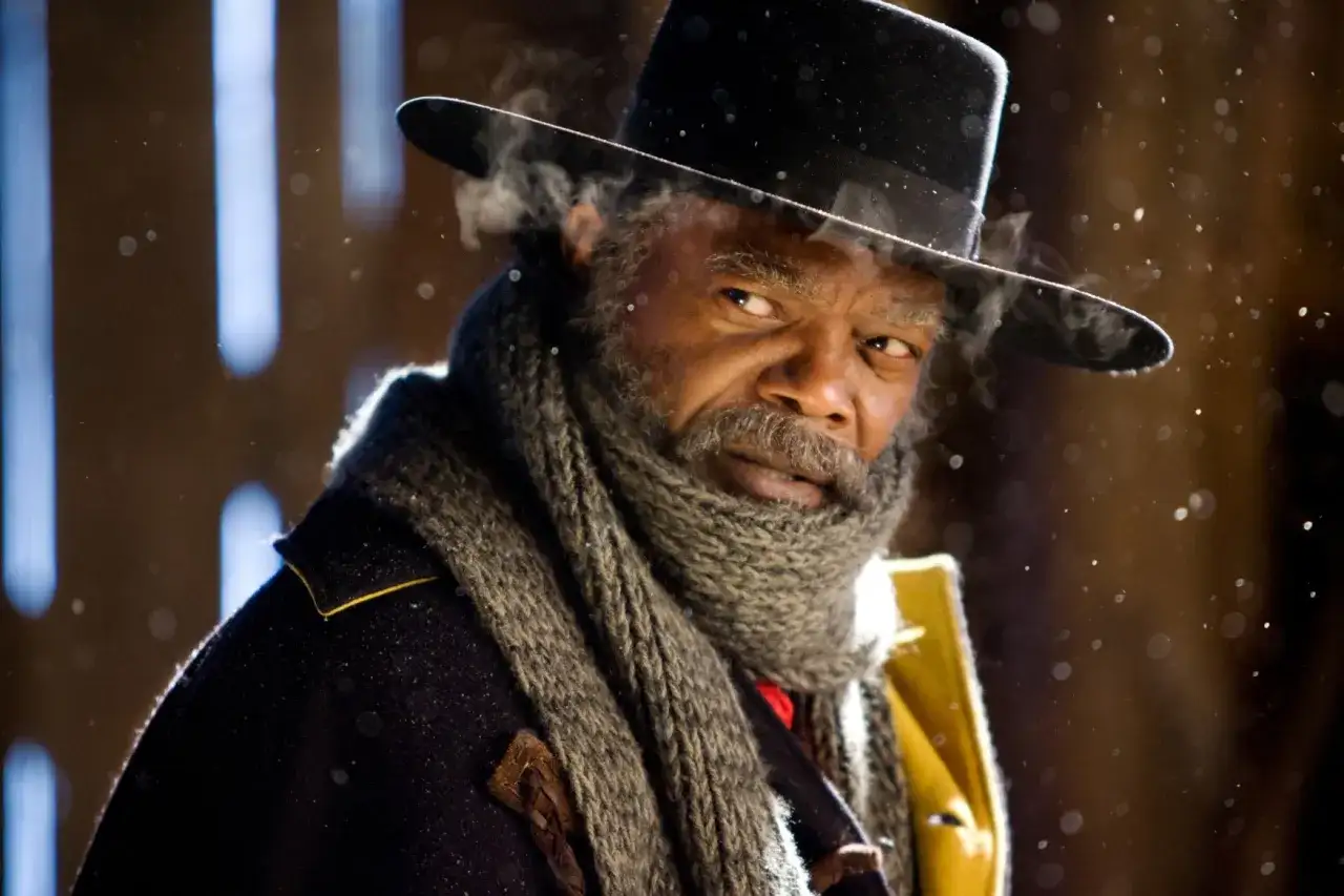 Samuel L. Jackson w filmach, w kapeluszu i szaliku, z parą unoszącą się z ust.
