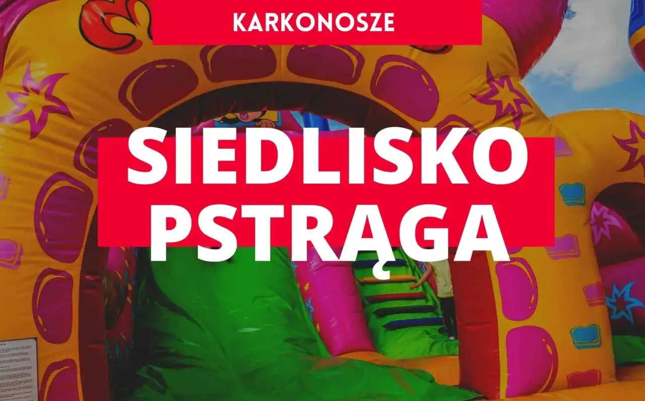 Kolorowy dmuchany plac zabaw w Karkonoszach z napisem "Siedlisko Pstrąga".