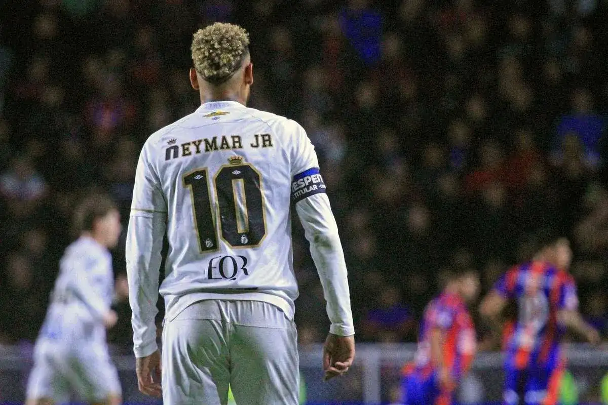 Neymar Jr, numer 10, gra jako napastnik. Jego charakterystyczna fryzura i opaska na ramieniu wskazują na jego pozycję na boisku.