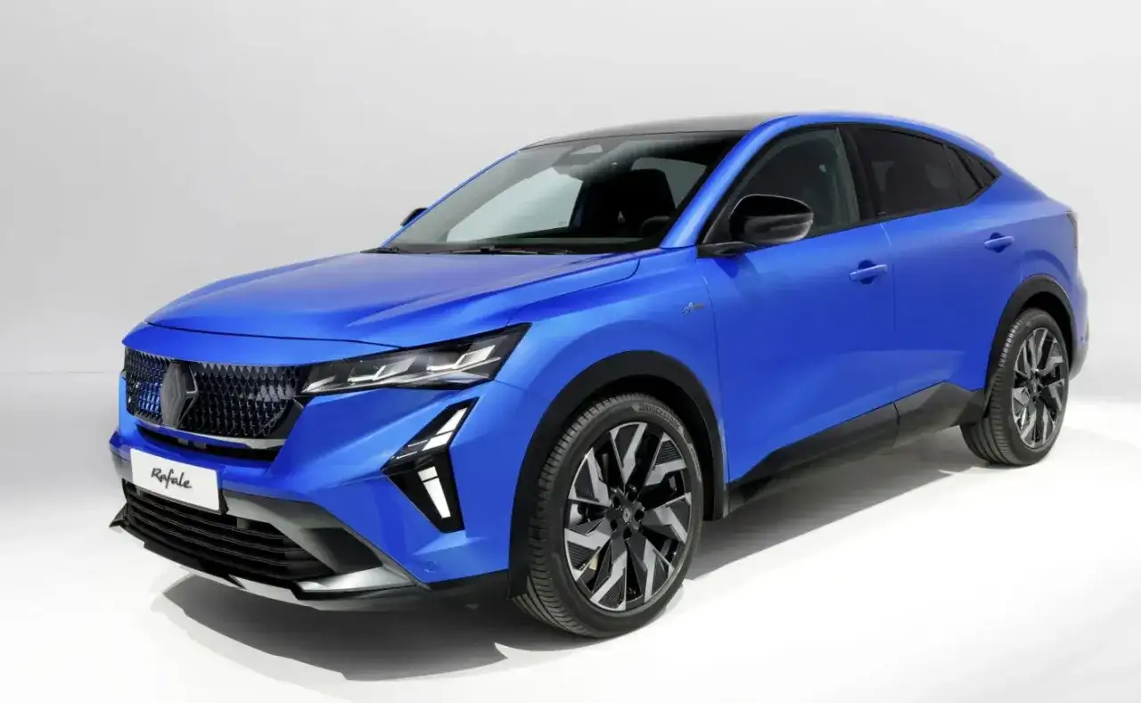 Niebieski Renault Rafale, SUV coupe, prezentuje swoje dynamiczne linie i sportowy charakter. Poznaj jego wymiary i możliwości.
