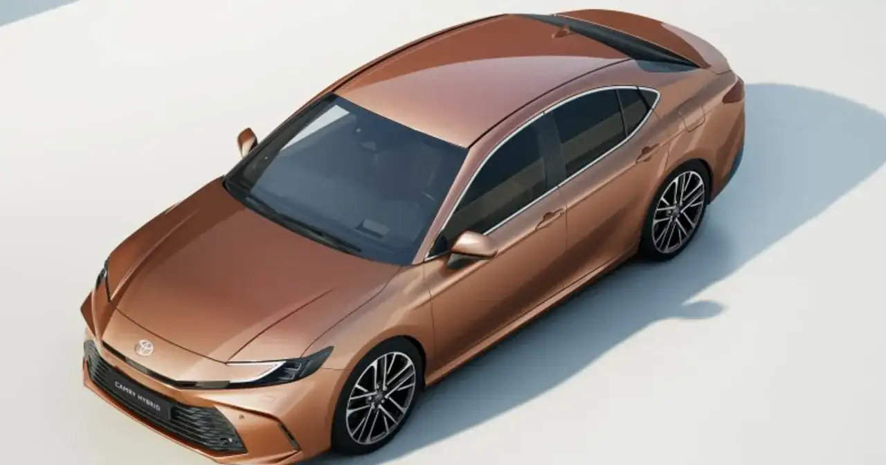 Nowy Toyota Camry 2025 cena: stylowy, miedziany sedan hybrydowy z nowoczesnym designem.