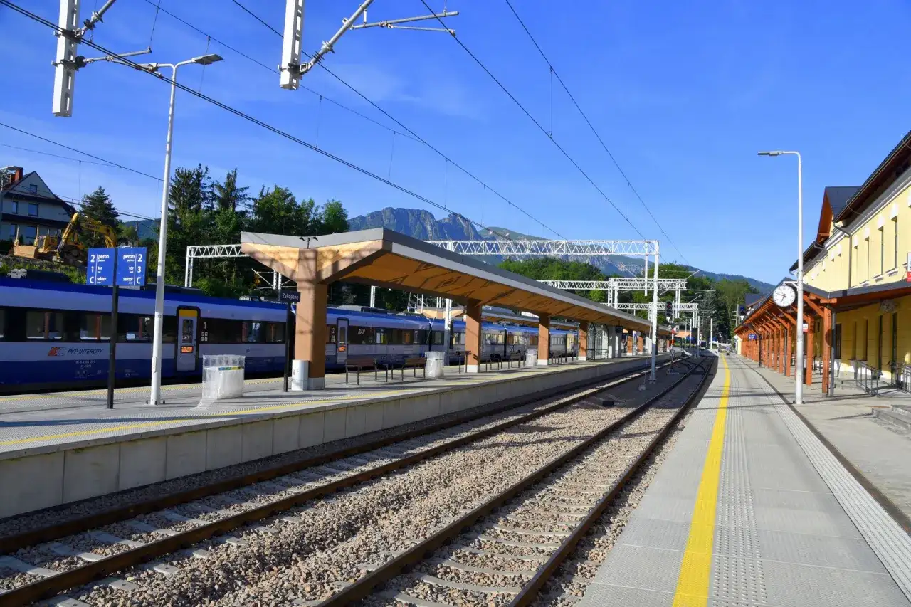 Pociąg PKP Intercity czeka na peronie w Zakopanem. Bezpośredni pociąg z Kielc do Zakopanego to idealny sposób na podróż w góry.