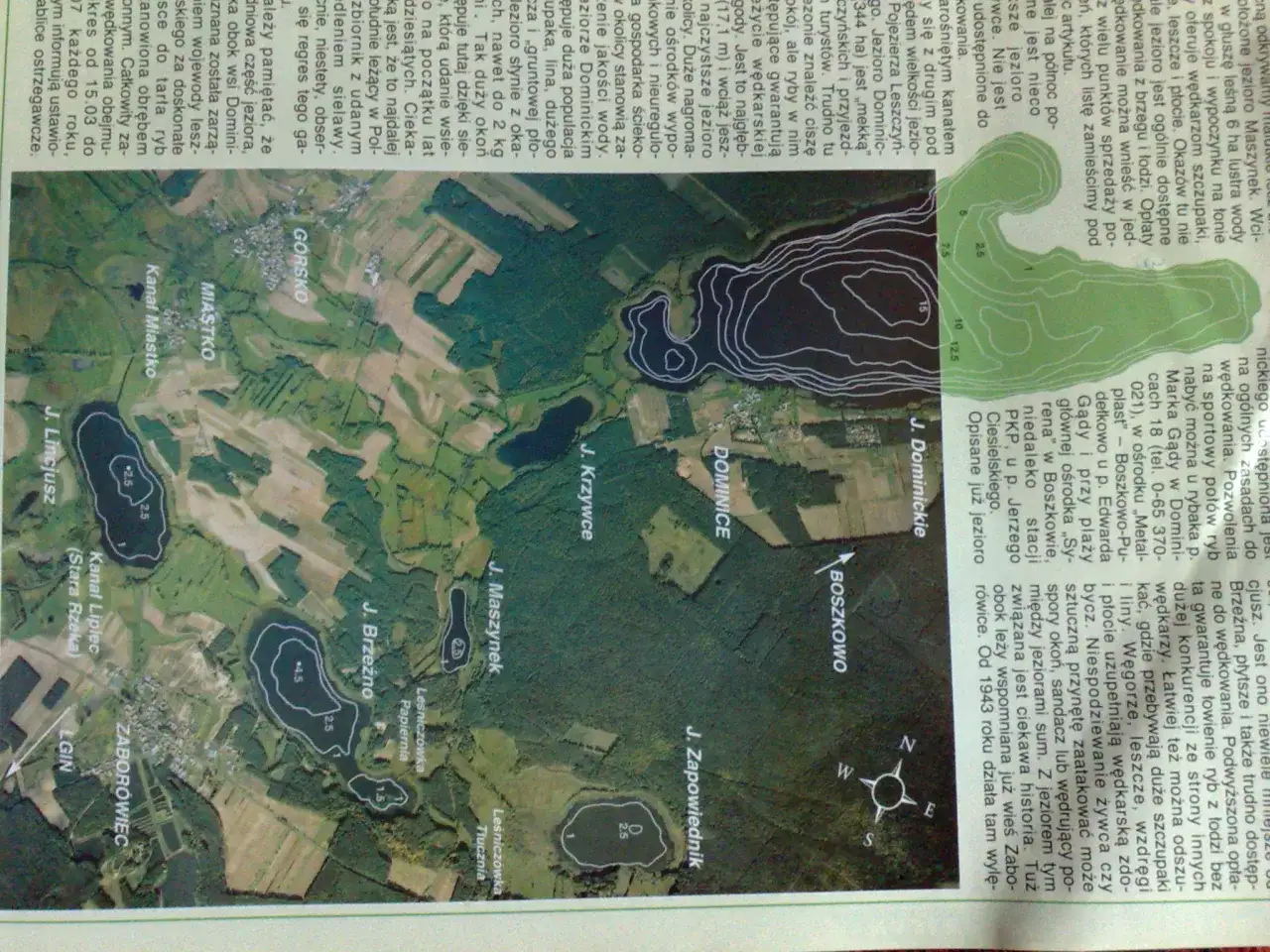 Mapa z zaznaczonym jeziorem Dominickim, kanałami i innymi jeziorami. Widać kontury dna, sugerujące obecność ryb.
