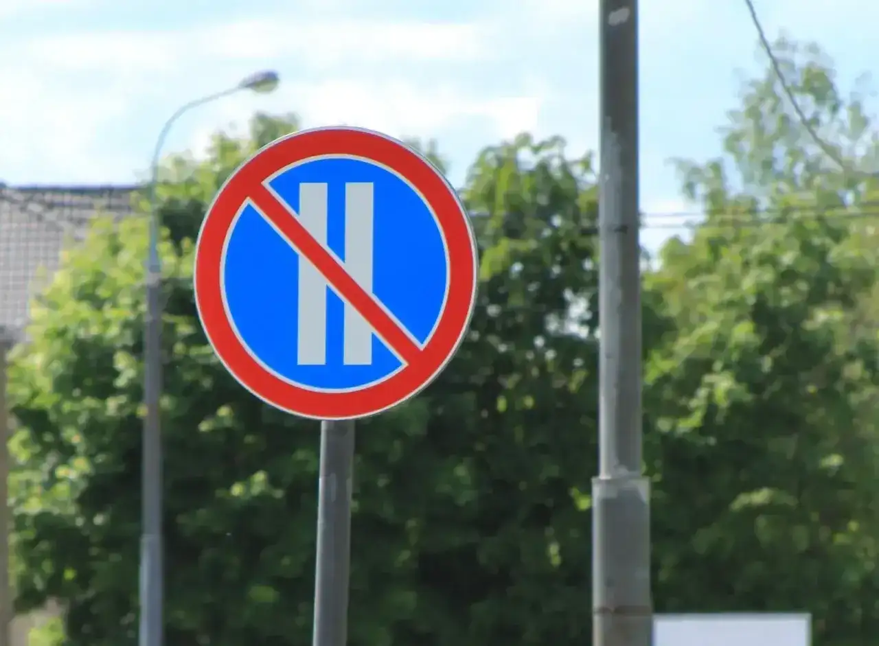 Znak zakazu zatrzymywania się. Kierowca, który nie zwraca uwagi na znaki, może liczyć na recydywę mandatu.