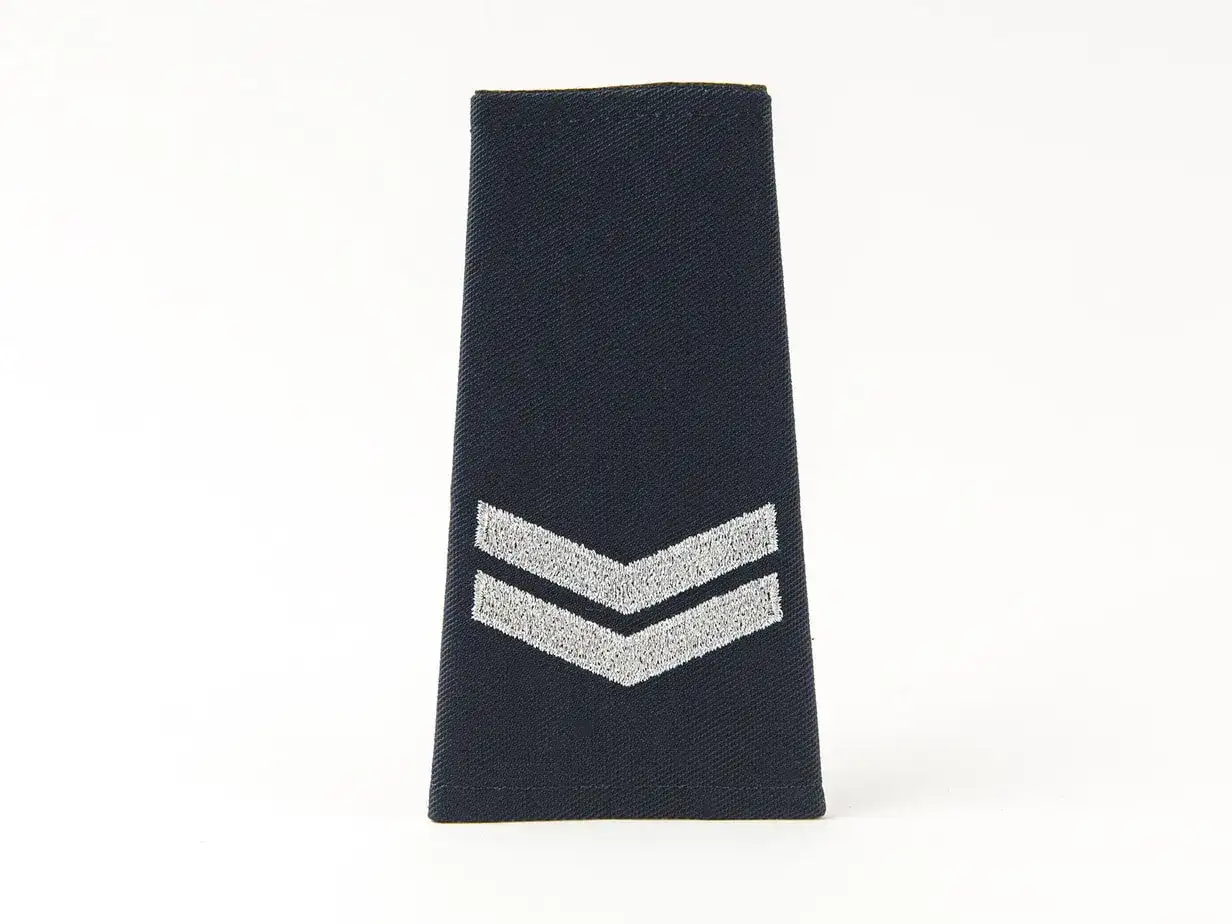 Granatowa naszywka z dwoma srebrnymi szewronami, symbolizująca stopnie w policji.
