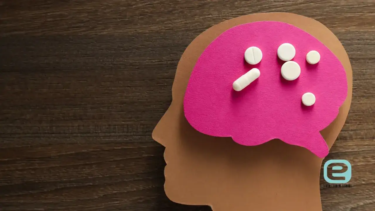 Pigułki na różowym tle symbolizującym mózg, sugerujące zespół serotoninowy objawy i leczenie.