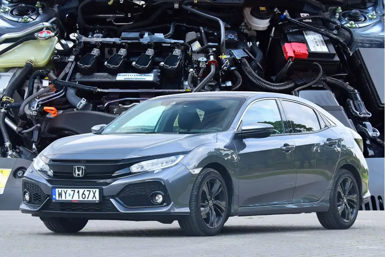 Szary Honda Civic 2017 z widocznym silnikiem.
