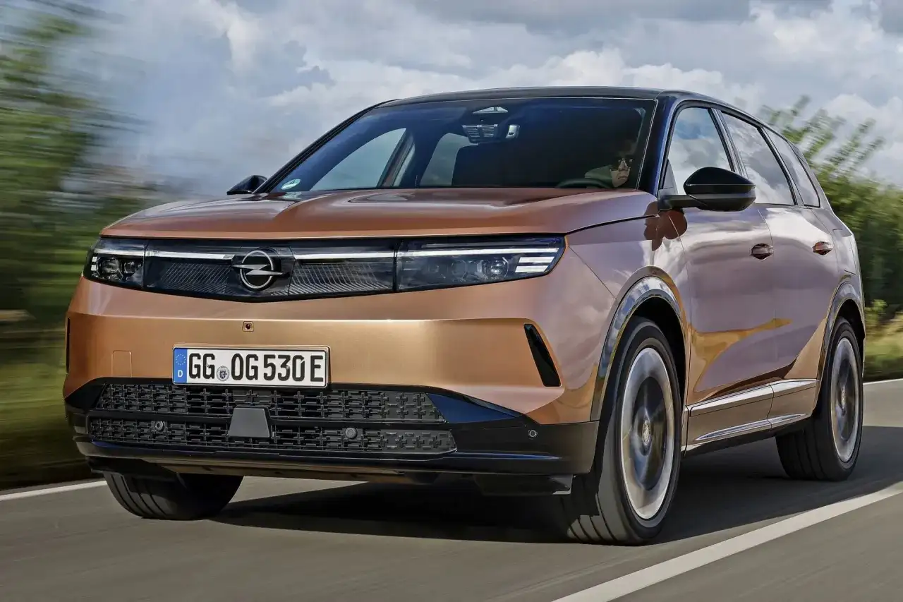 Nowy Opel Grandland w kolorze miedzianym, z nowoczesnym designem. Sprawdź jego atrakcyjną opel grandland cenę!
