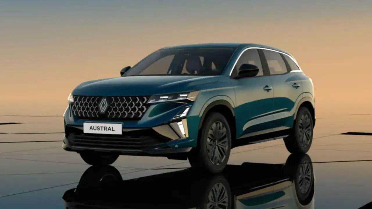 Elegancki, ciemnozielony Renault Austral na tle zachodzącego słońca. Sprawdź atrakcyjną renault austral cena.