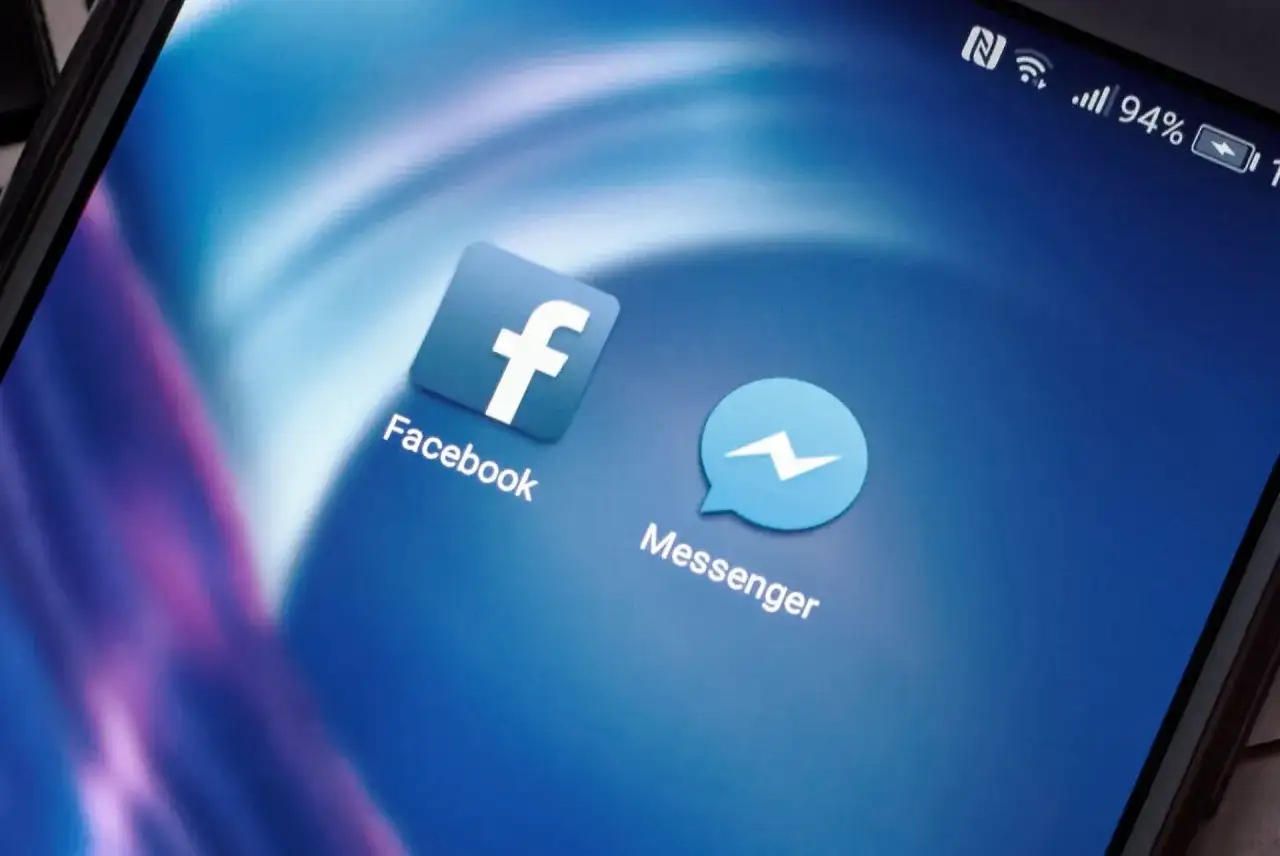 Ikony Facebook i Messenger na ekranie telefonu. Zastanawiasz się, jak sprawdzić, że ktoś mnie zablokował na Messengerze?