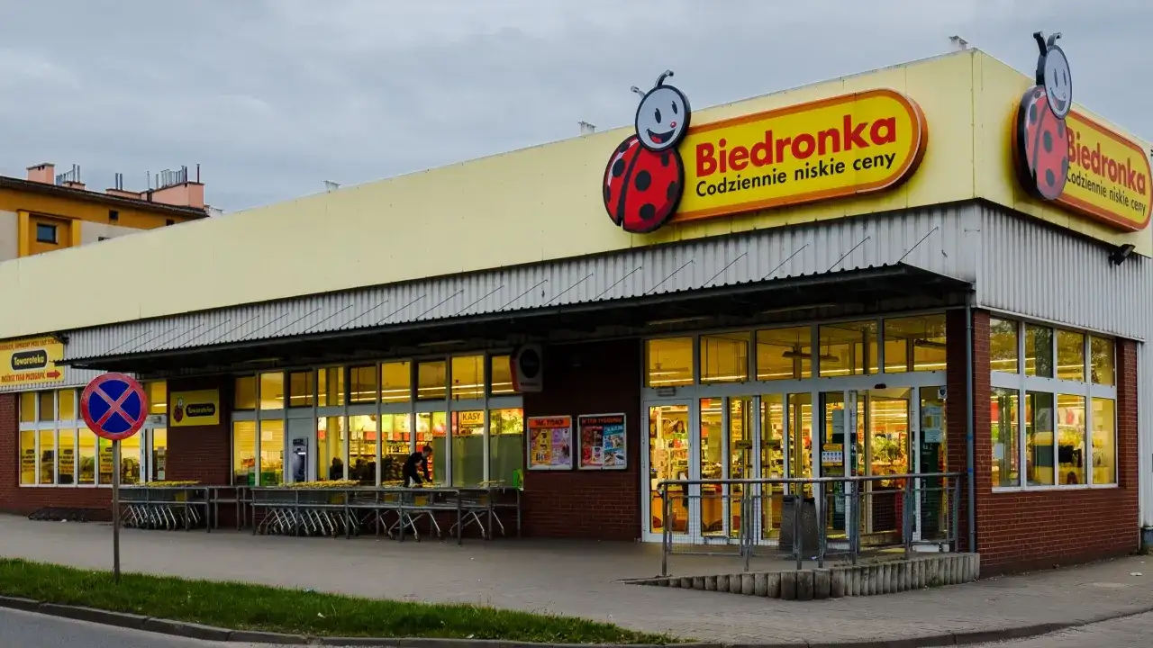 Sklep Biedronka z charakterystycznym logo. Dowiedz się, jak zarejestrować kartę Moja Biedronka, by korzystać z promocji.
