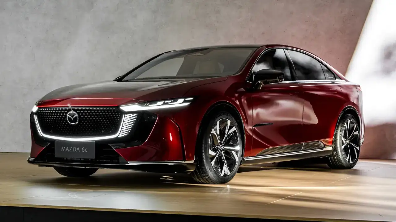 Elegancka, czerwona Mazda 6e 2025 z nowoczesnymi światłami LED i chromowanymi detalami.