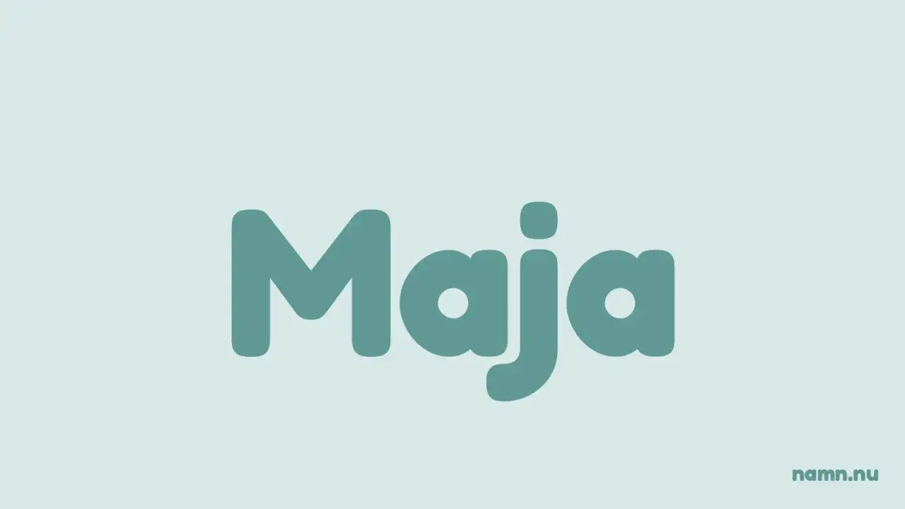 Stora, turkosa bokstäver bildar ordet "Maja". Namnet Maja har en rik betydelse och är populärt i Sverige.