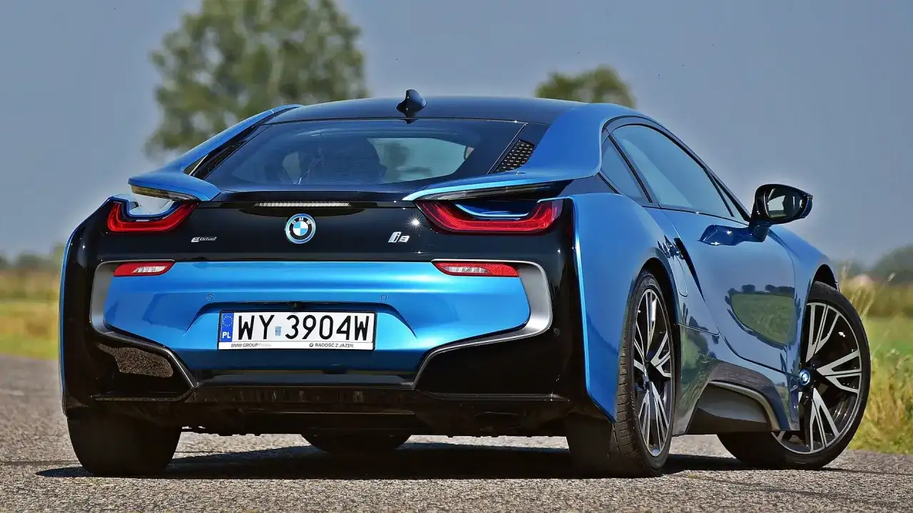 Niebieskie BMW i8 z czarnymi akcentami i charakterystycznymi światłami. Sprawdź aktualną bmw i8 cena.