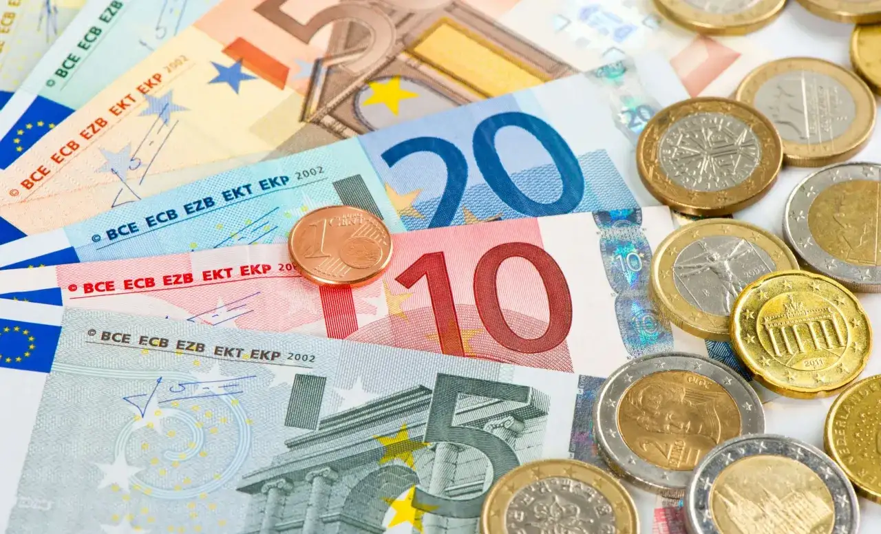 Na Cyprze płaci się euro. Widoczne banknoty 5, 10, 20 i 50 euro oraz monety euro.