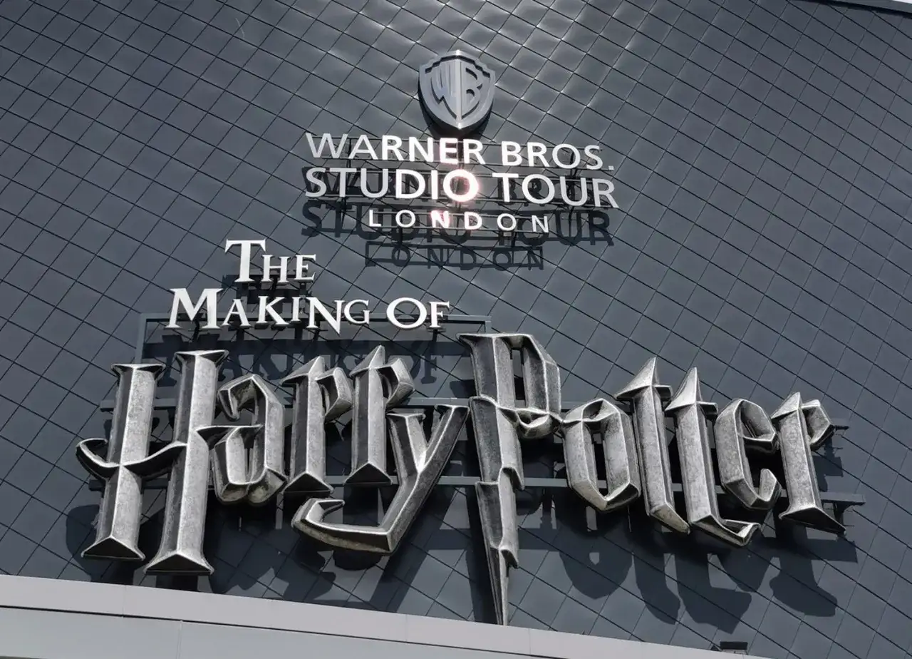 Warner Bros. Studio Tour London – The Making of Harry Potter. Wielkie, metalowe litery nazwy serii filmów zdobią fasadę budynku.