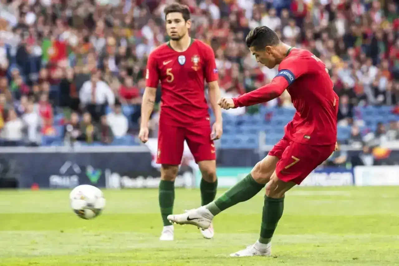 Piłkarz Portugalii Cristiano Ronaldo strzela gola w meczu przeciwko Szwajcarii.