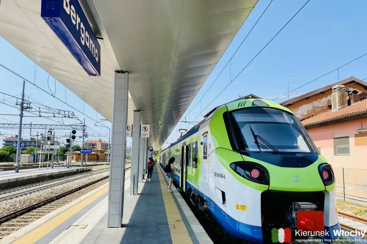 Pociąg na stacji Bergamo. Planujesz podróż? Sprawdź, jak dojechać z Bergamo do Como pociągiem.