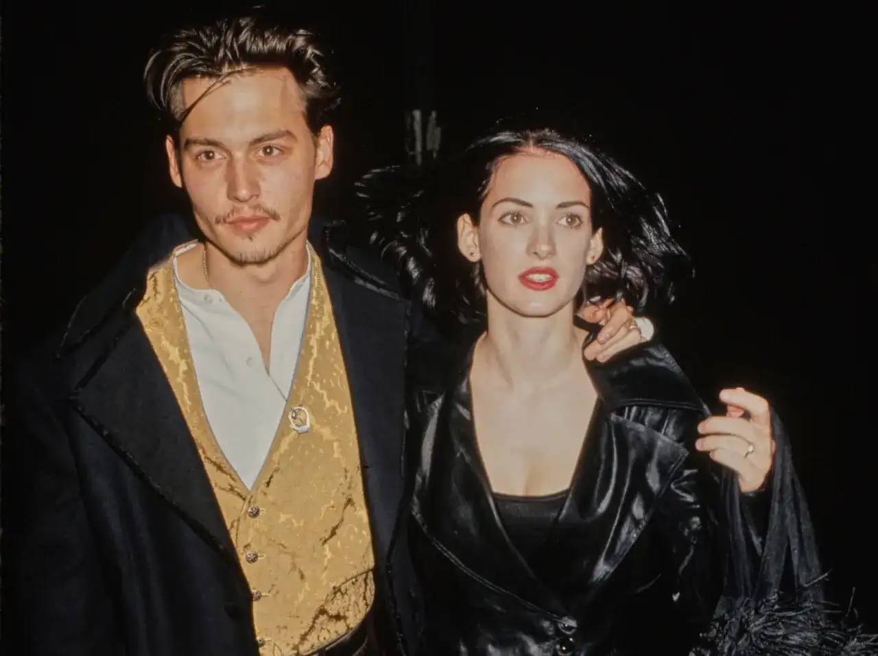 Johnny Depp i Winona Ryder, para z lat 90., w eleganckich strojach.