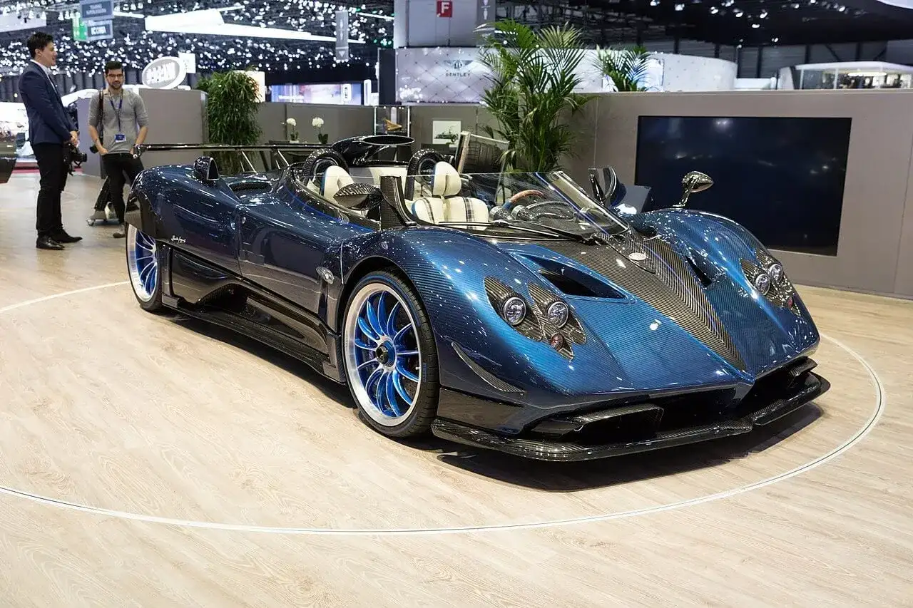 Niebieski Pagani Zonda na wystawie. Marzenie o tym aucie i jego **pagani zonda cena** to dla wielu cel.