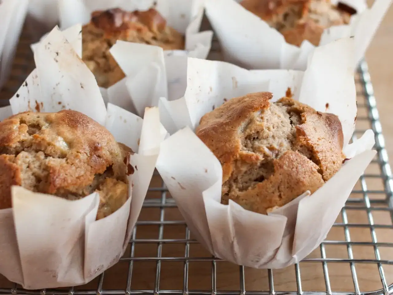 Domowe muffiny w papierowych papilotkach, które łatwo zrobić z papieru do pieczenia. Pyszne i pachnące wypieki.