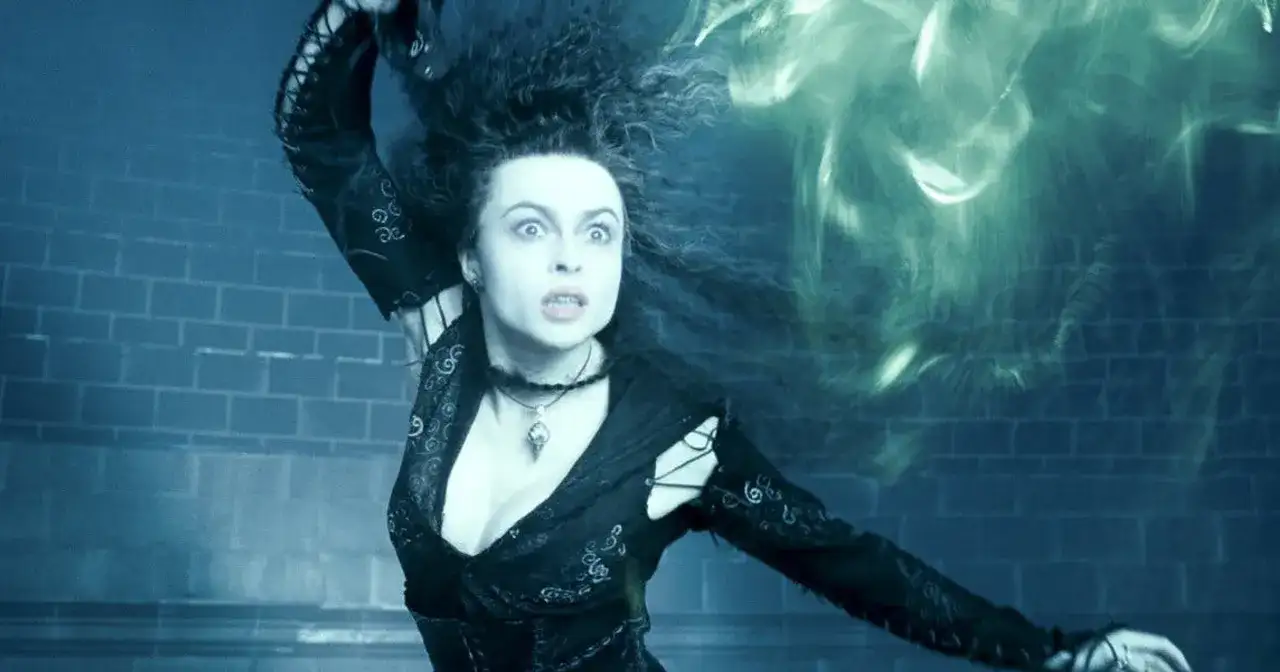 Helena Bonham Carter w filmach jako Bellatrix Lestrange, rzuca zaklęcie.