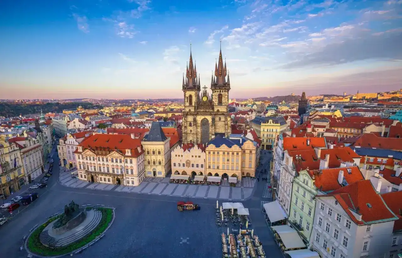 Praga, perła Czech, zachwyca turystów gotycką architekturą i urokliwymi uliczkami. Tętniący życiem rynek zaprasza do odkrywania uroków czeskiej turystyki.