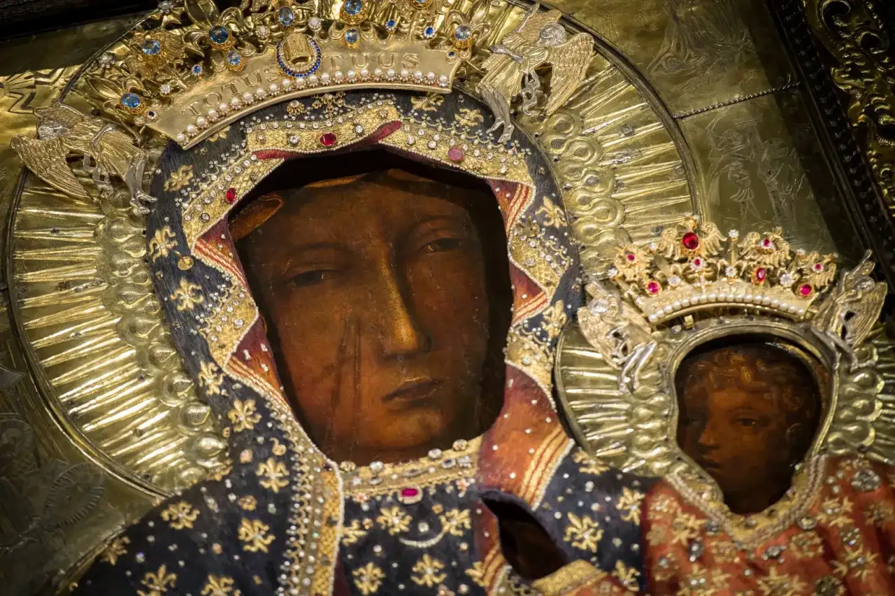 Ikona Matki Boskiej z Dzieciątkiem, bogato zdobiona klejnotami i złotem, symbolizuje przyczyny czci czarnych madonn w europejskich sanktuariach.