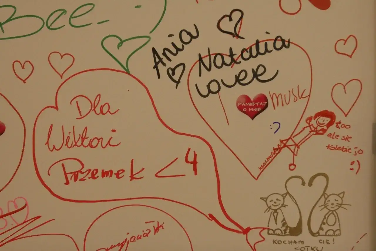 Wierszyki dla ukochanej na dzień dobry: "Dla Wiktorii Przemek <4", "Ania Natalia lover", "Kocham Cię kotku".