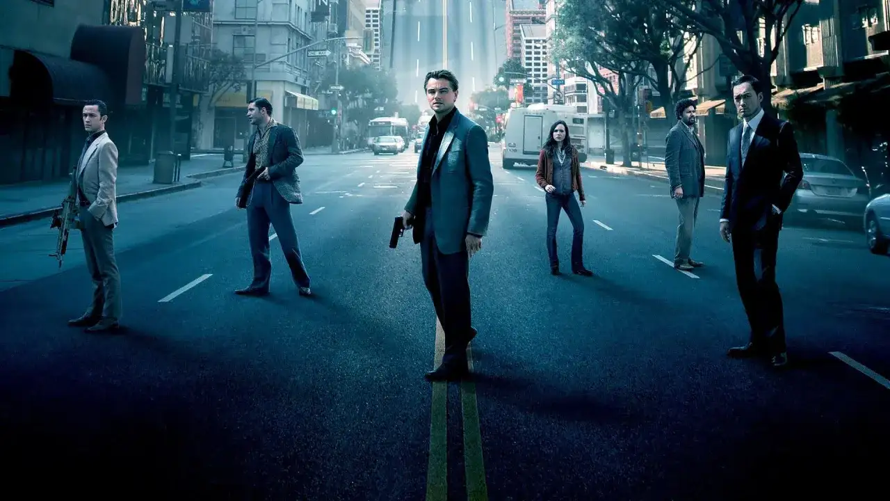 Incepcja obsada: Leonardo DiCaprio, Joseph Gordon-Levitt, Ellen Page, Tom Hardy, Ken Watanabe, Cillian Murphy w miejskim krajobrazie.