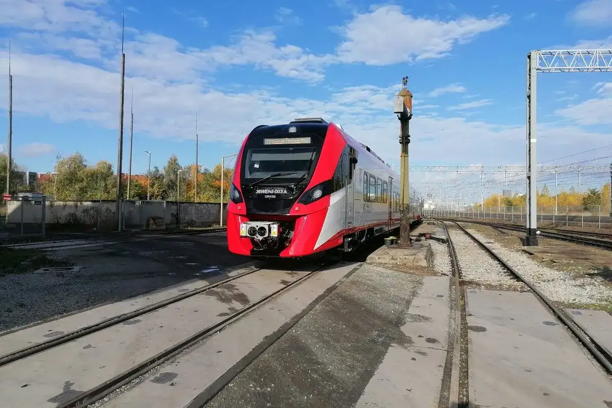 Nowy pociąg Kolei Wielkopolskich czeka na odjazd z Poznania do Wolsztyna.