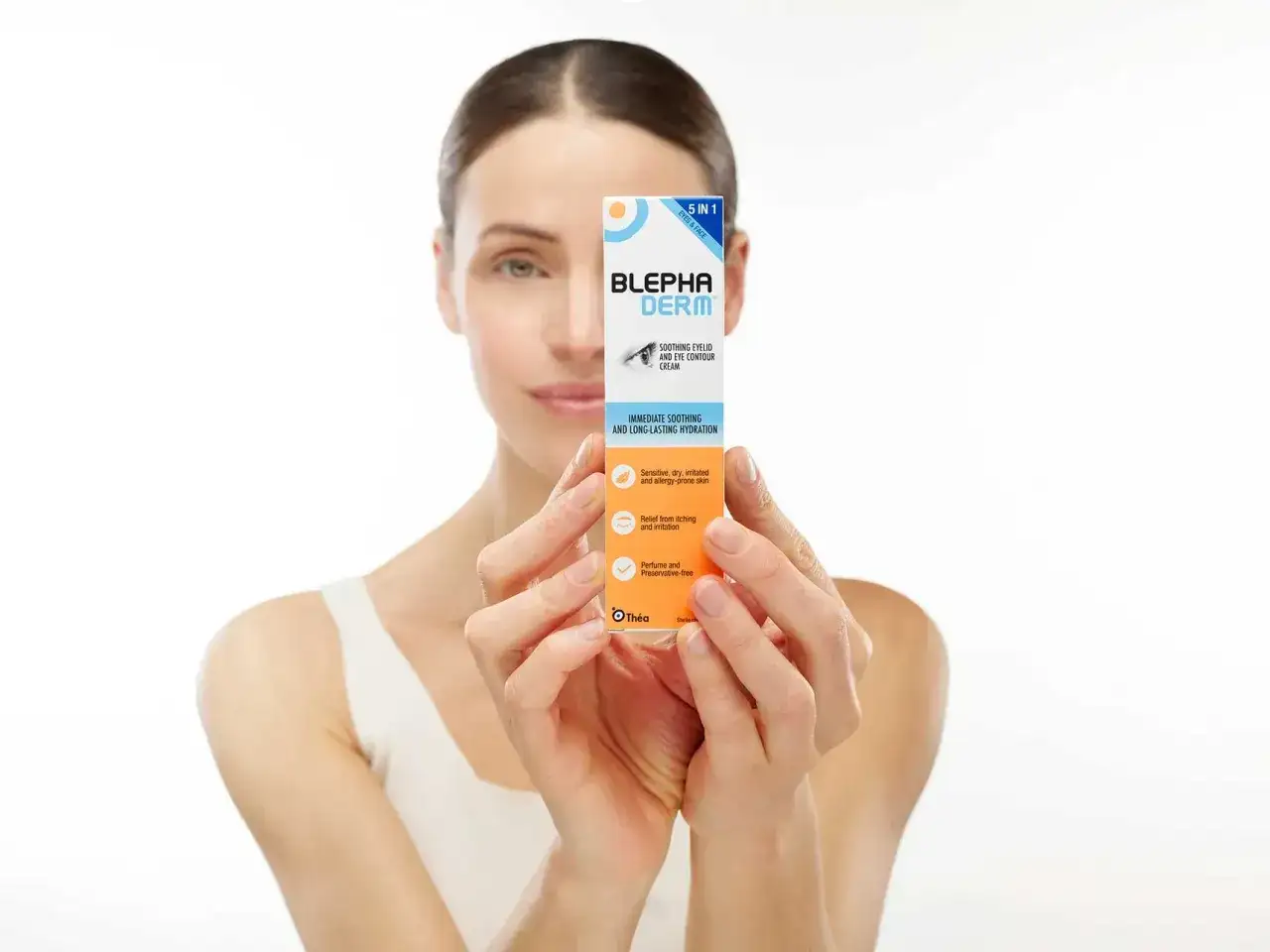 Kobieta prezentuje krem pod oczy BLEPHA DERM, który łagodzi podrażnienia i nawilża skórę.