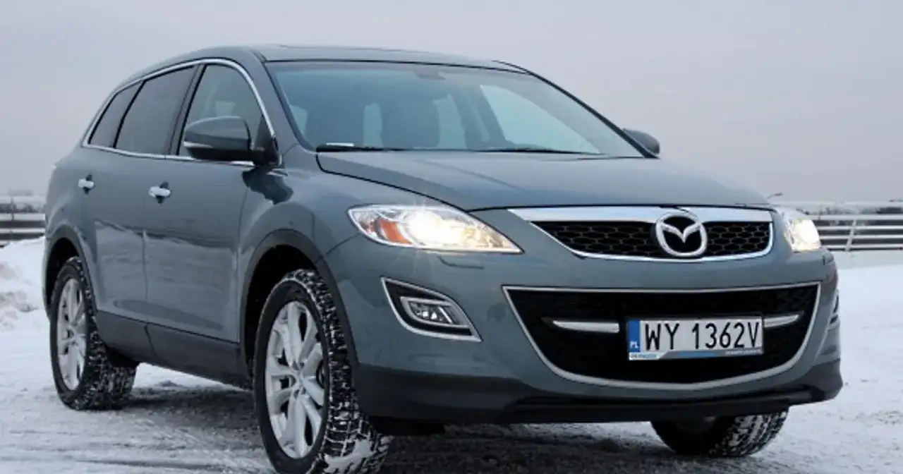 Szary Mazda CX9 na śniegu, gotowy na zimowe wyzwania.