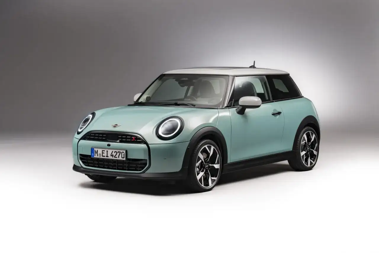 Turkusowy Mini Cooper S z białym dachem. Stylowy, miejski samochód, który zbiera świetne mini cooper opinie.