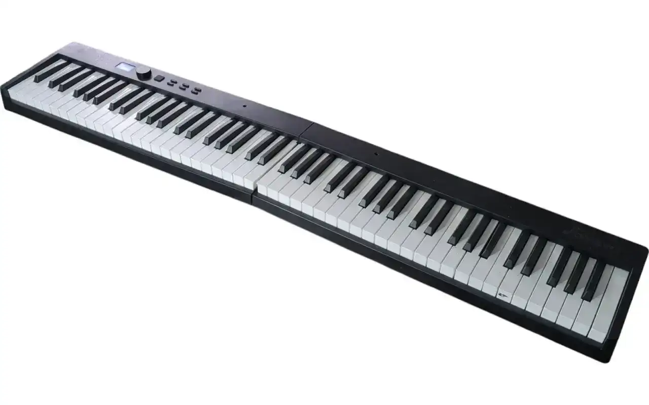 Czarny keyboard z białymi klawiszami, gotowy do zagrania pięknych nut na fortepian.
