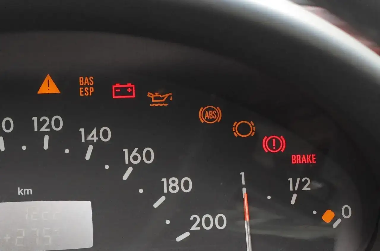 Kontrolki na desce rozdzielczej: ABS, hamulca, ciśnienia oleju, akumulatora i inne. Czy wiesz, co oznacza kontrolka ABS?