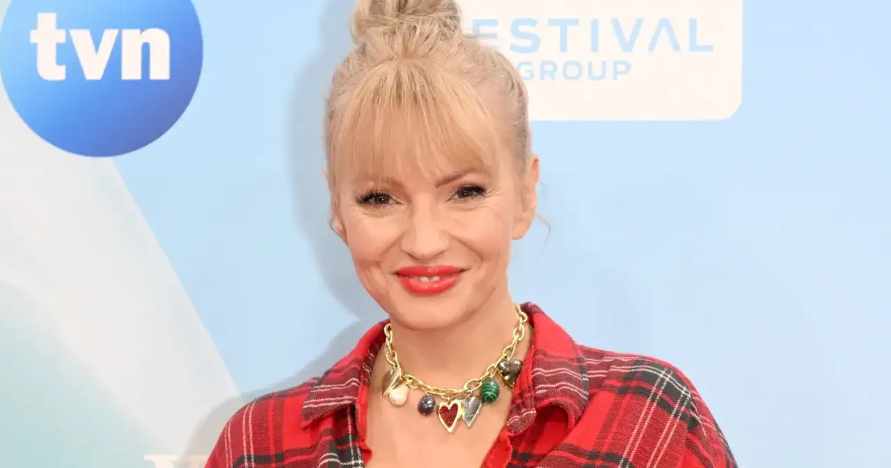 Uśmiechnięta Dorota Szelągowska w czerwonej koszuli w kratę, z naszyjnikiem w kształcie serc. Ile lat ma Dorota Szelągowska?
