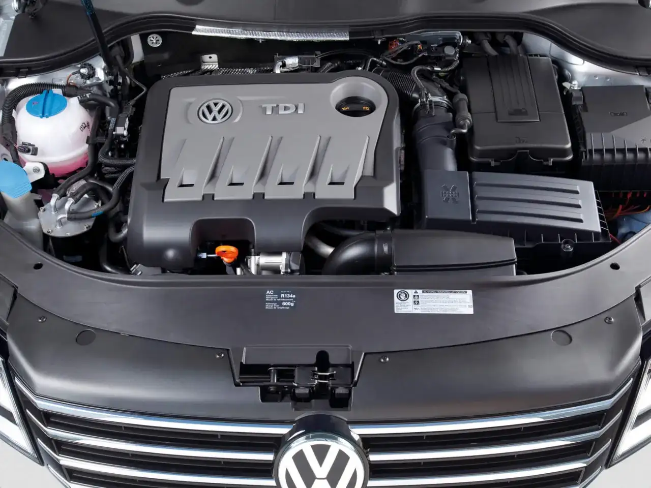 Silnik TDI Volkswagena. TDI co to znaczy? To turbodoładowany silnik Diesla, znany z mocy i oszczędności.