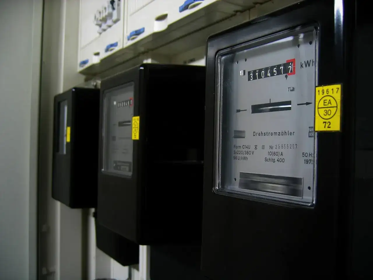 Trzy liczniki energii elektrycznej, jeden z nich pokazuje 3104572 kWh.
