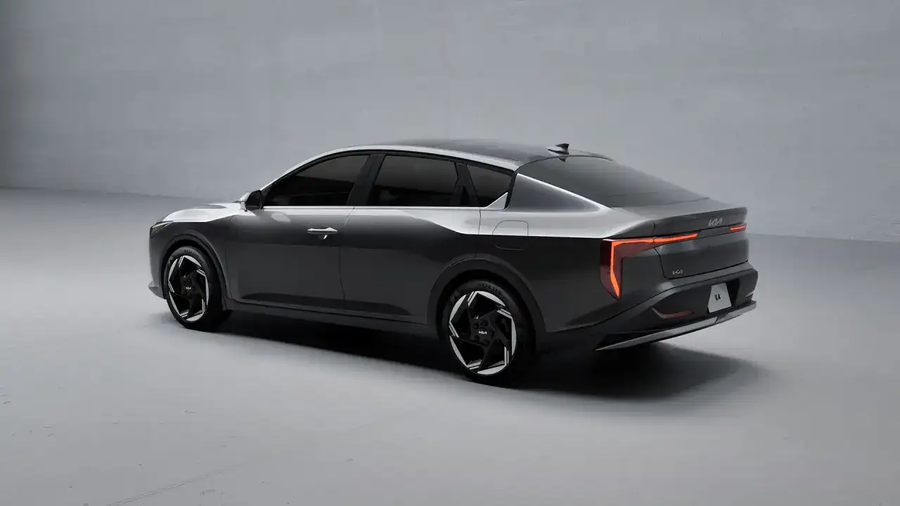 Nowoczesny kia sedan w kolorze grafitowym, z futurystycznymi światłami LED i aerodynamiczną sylwetką.