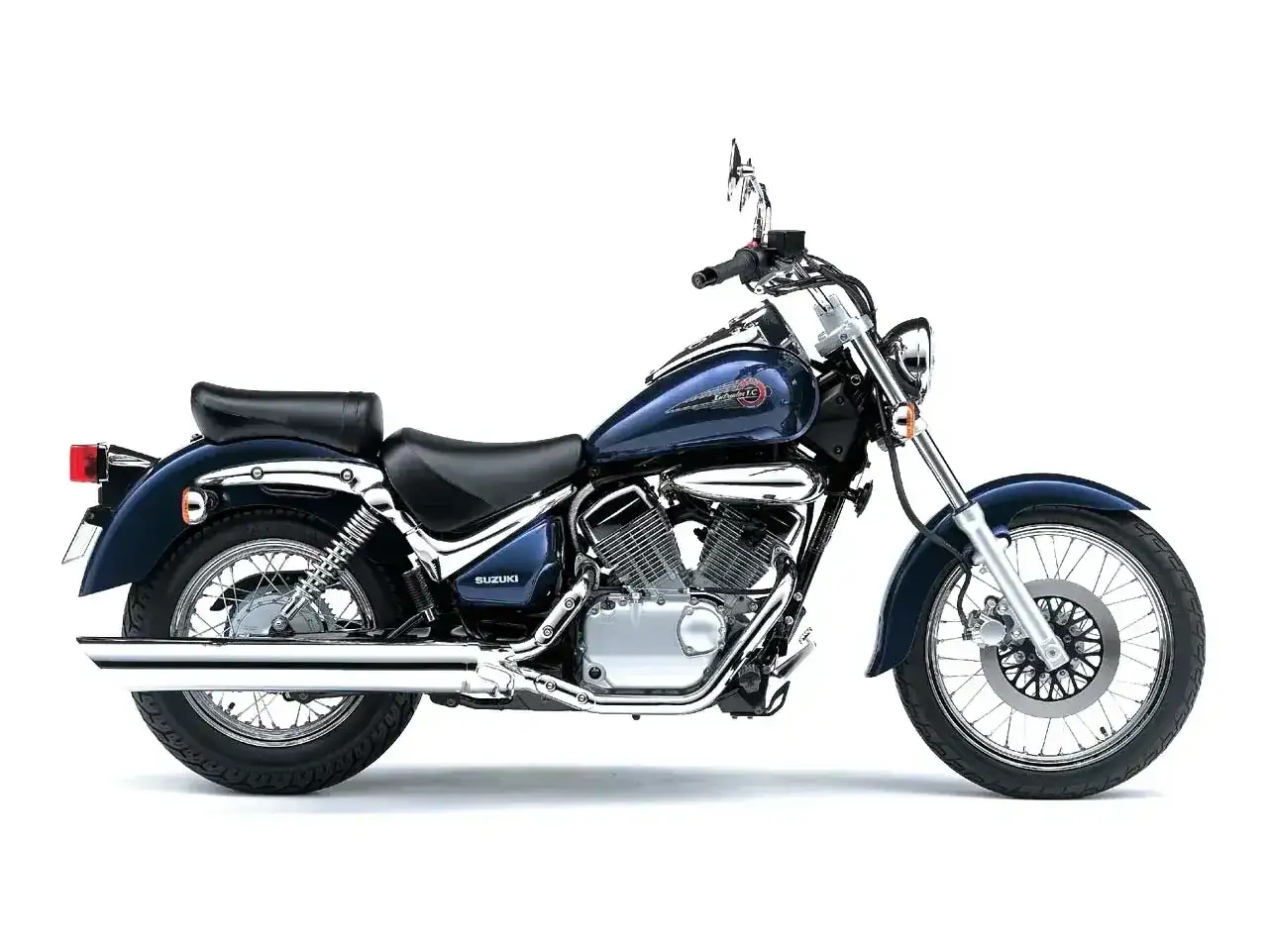 Suzuki Intruder w ciemnoniebieskim kolorze, z chromowanymi elementami, na białym tle.