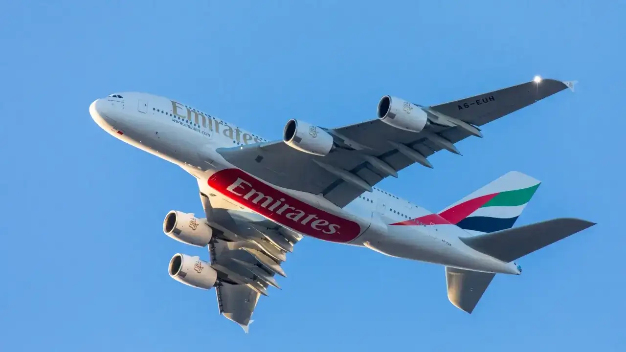 Emirates A380 steigt auf, bereit für den Dubai Airport Transit.