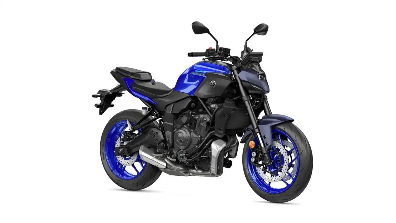 Niebieski motocykl Yamaha MT-07 z ciemnoszarymi elementami, gotowy do jazdy po mieście.