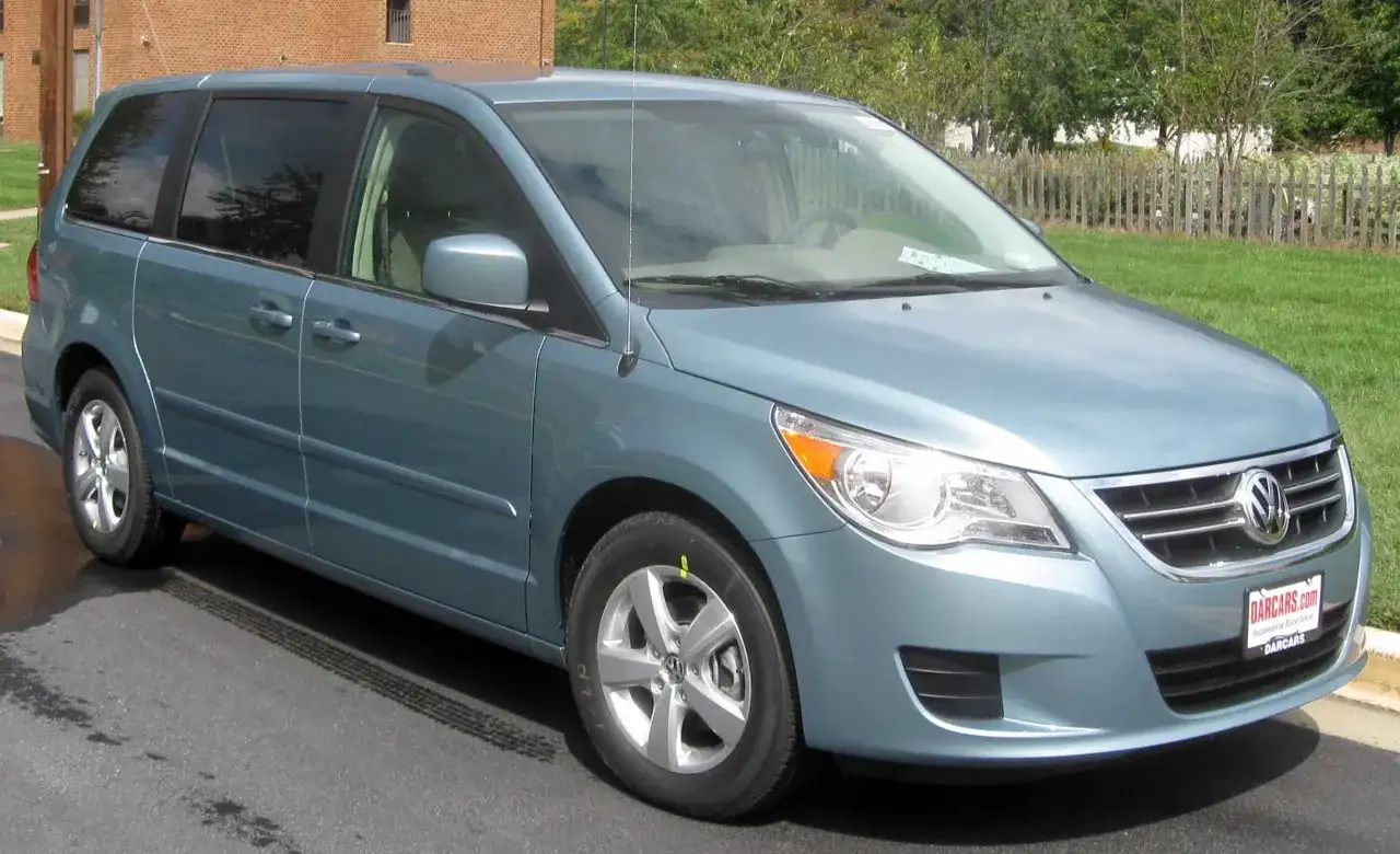 Niebieski VW Routan stoi na drodze.