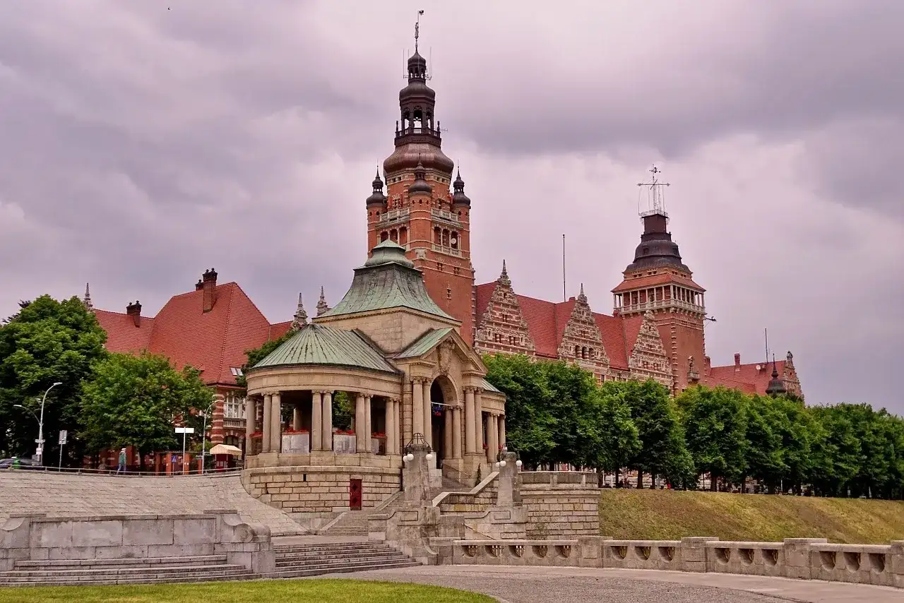 Majestatyczne budowle w Szczecinie, Stare Miasto, z charakterystycznymi wieżami i zielenią.