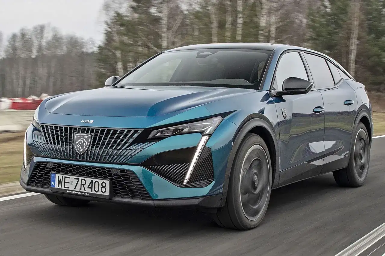 Niebieski Peugeot 408 w ruchu. Sprawdź aktualną peugeot 408 cena i dostępne wersje.