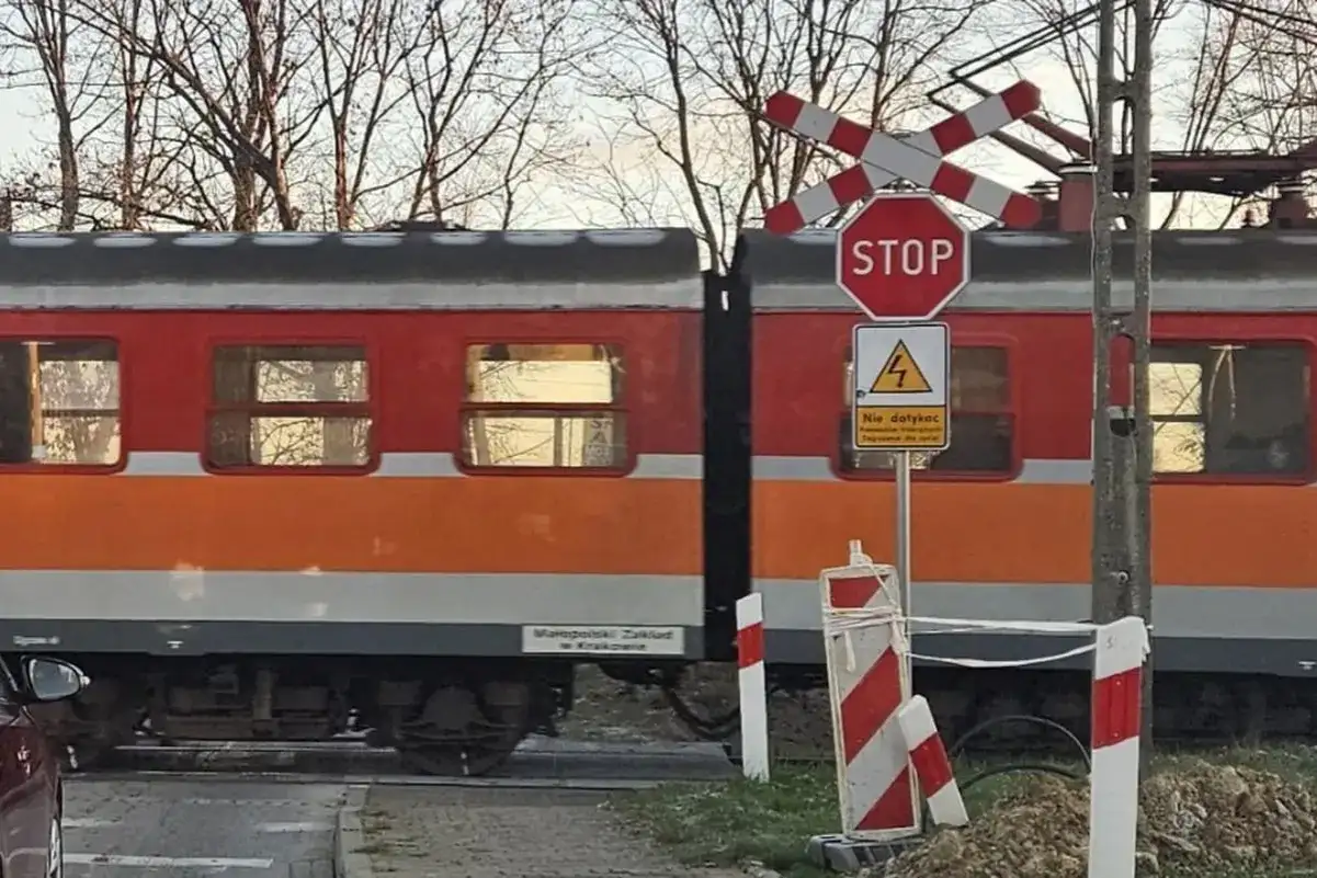Pociąg na przejeździe kolejowym w Kętach-Bielsku-Białej. Rozkład jazdy pociągów jest kluczowy dla podróżnych.