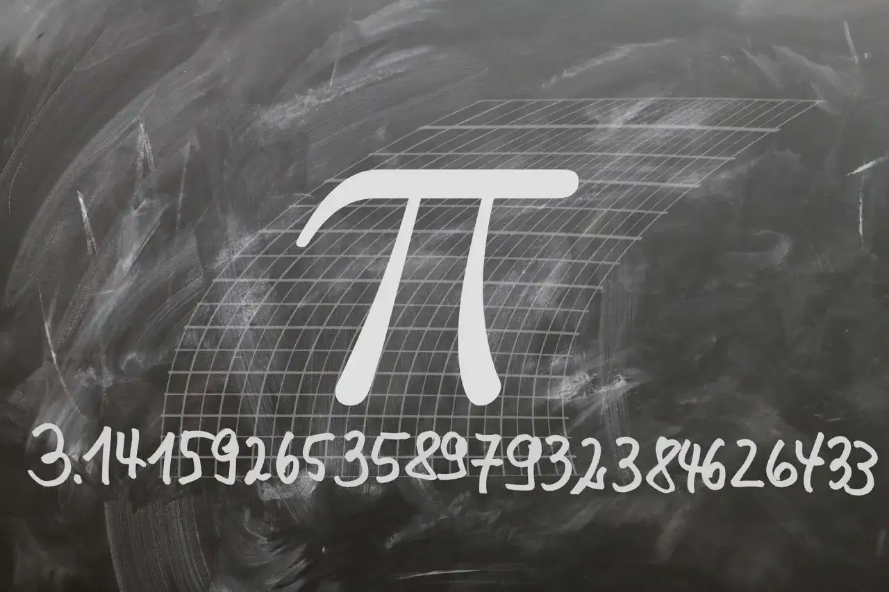 Symbol Pi i jego rozwinięcie dziesiętne na tablicy.