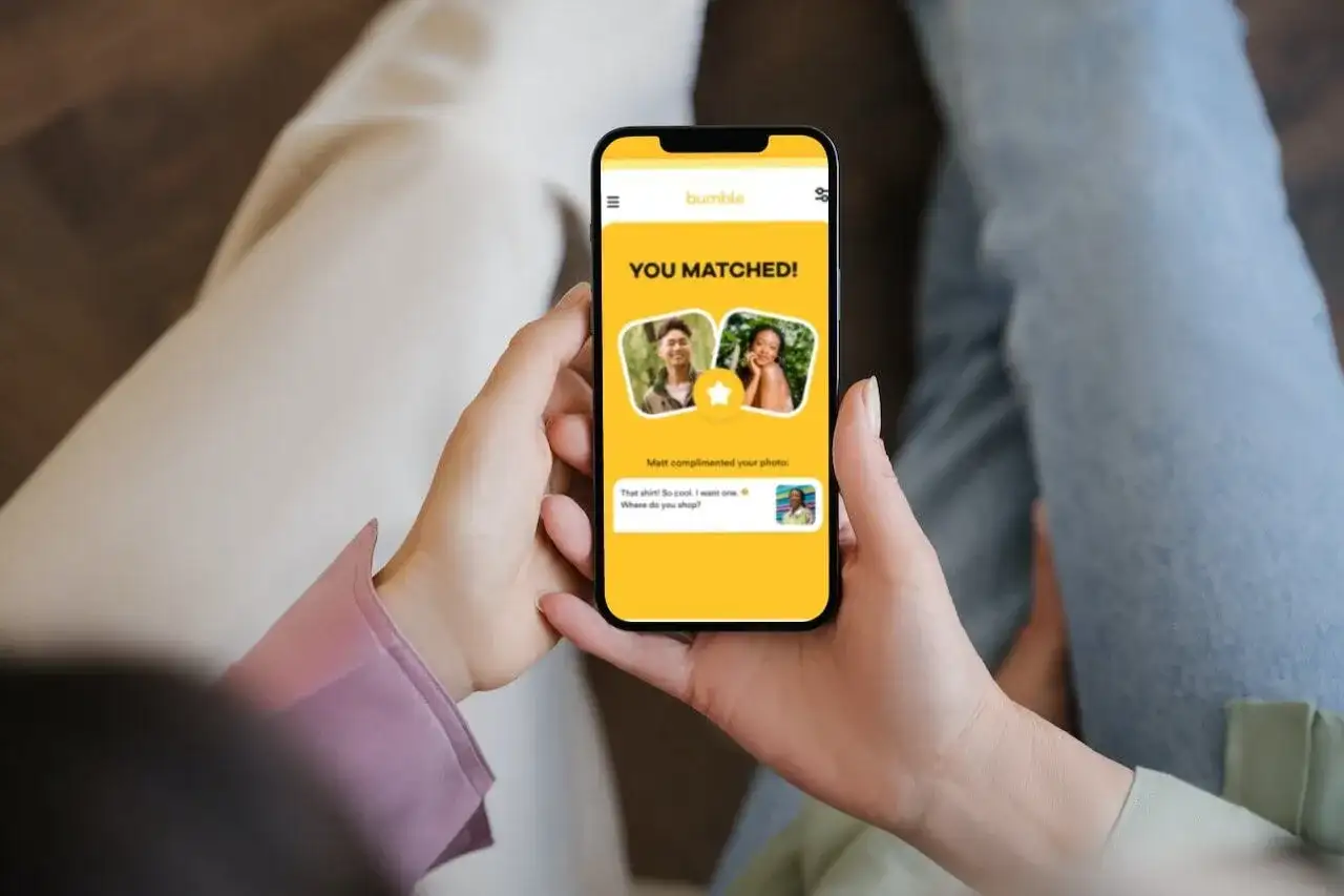 Aplikacje do poznawania ludzi: ekran telefonu z powiadomieniem "YOU MATCHED!" na Bumble. Matt skomentował zdjęcie, zaczynając rozmowę.