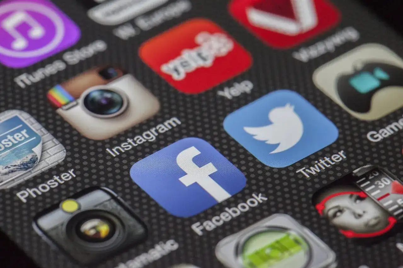 Ikony aplikacji na ekranie smartfona: Facebook, Instagram, Twitter. Czy mogę usunąć Facebooka bez usuwania Messengera?